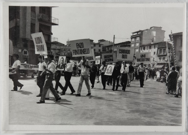 Poggibonsi, 18-19 luglio 1964, XX° anniversario della liberazione e conferimento ad Alcide Cervi della cittadinanza onoraria. Al corteo vengono portate le foto dei sette fratelli Cervi e cartelli con i nomi di partigiani della Resistenza toscana